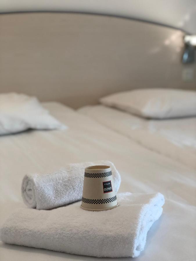 Enzo Hotels Neufchateau By Kyriad Direct Eksteriør bilde